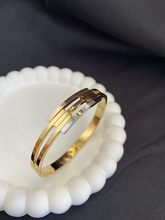 Üç renkli kaburga kelepçe